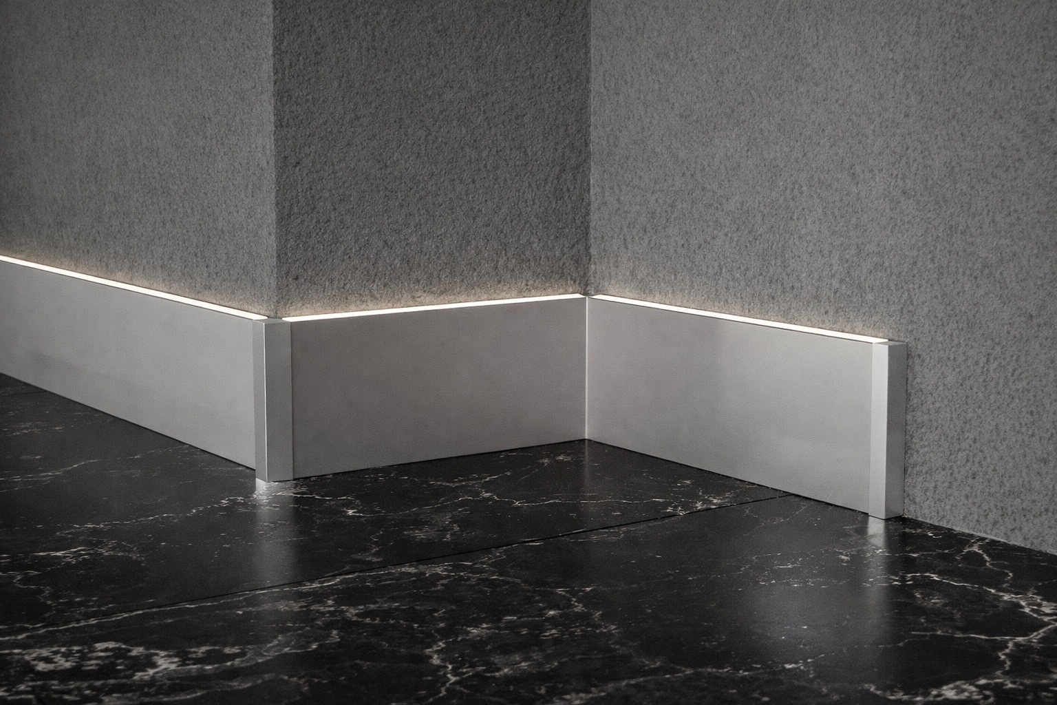 Алюминиевый плинтус Fezard ALP-C60-LA