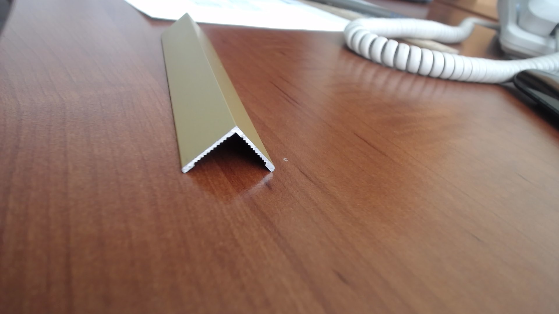 Уголок алюминиевый анодированный Fezard AL-V